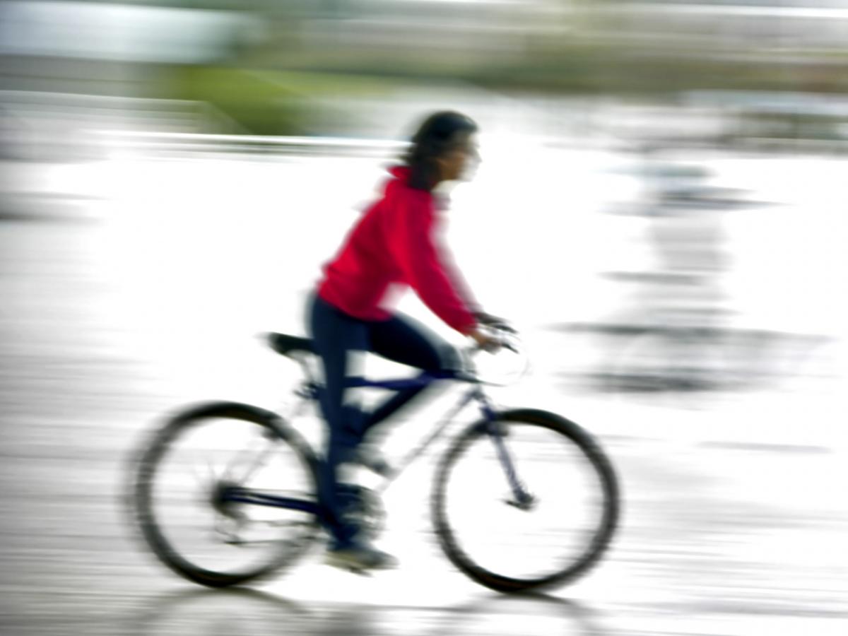 Kobieta na rowerze, spalanie kalori po pączkach