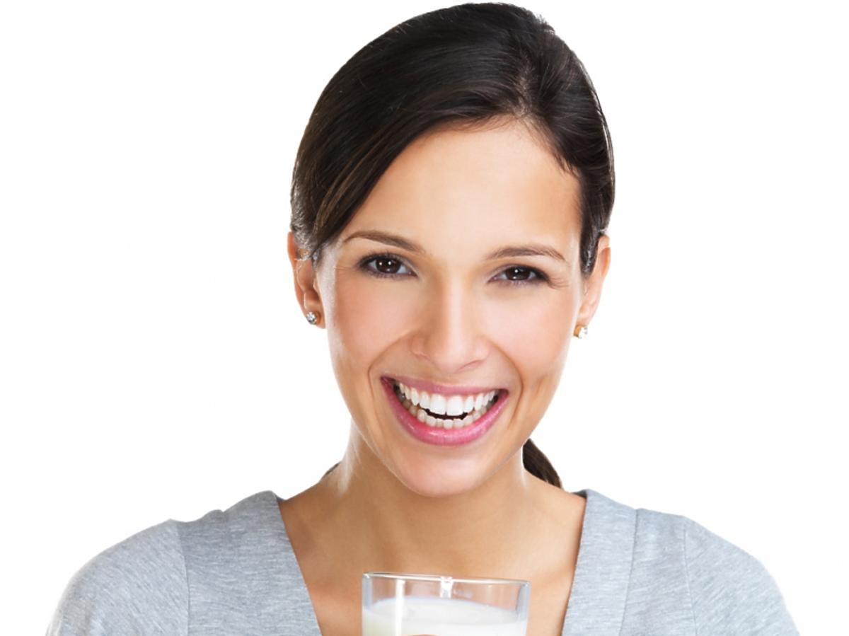 kobieta pijąca mleczny koktajl