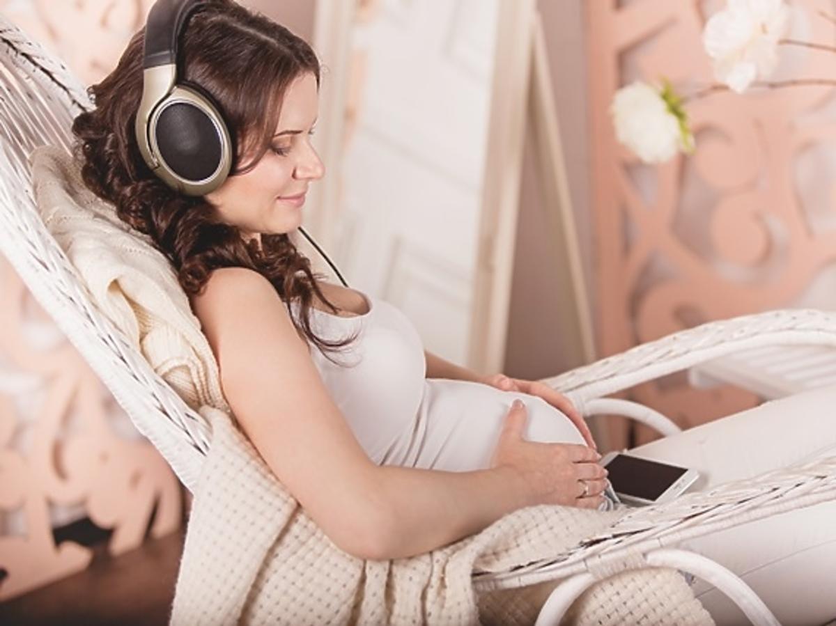 kobieta słucha muzyki w ciąży