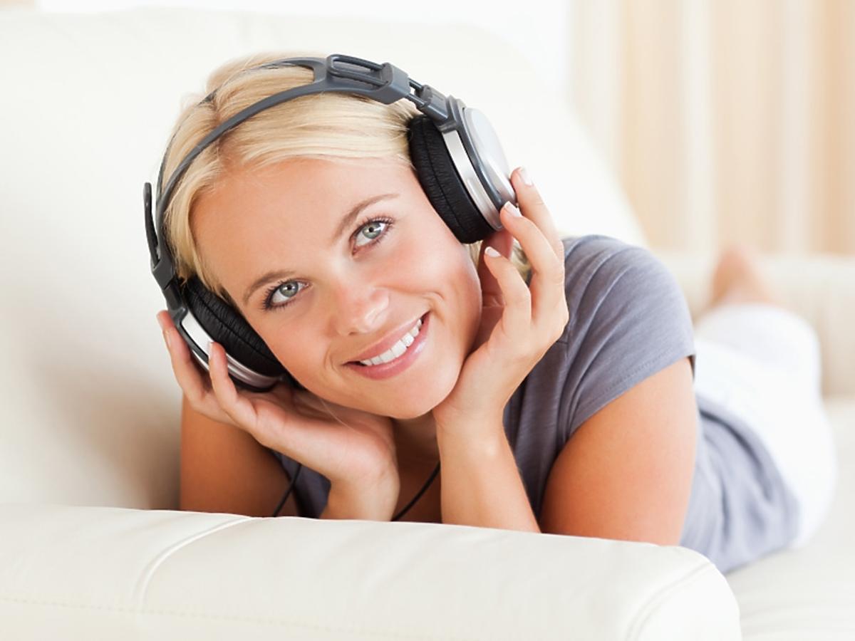 kobieta słuchająca relaksującej muzyki