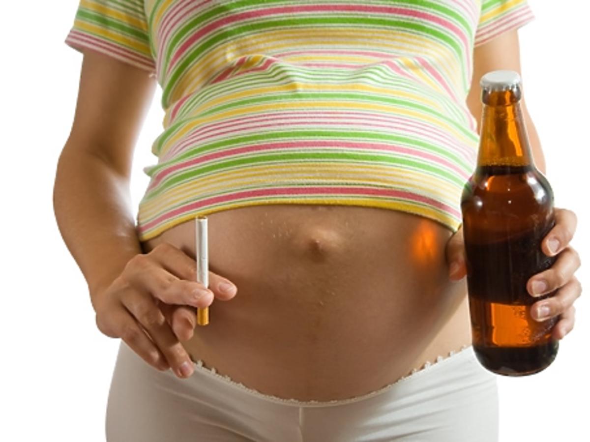 kobieta w ciąży, alkohol, ciąża, alkohol w ciąży, piwo w ciąży, papierosy