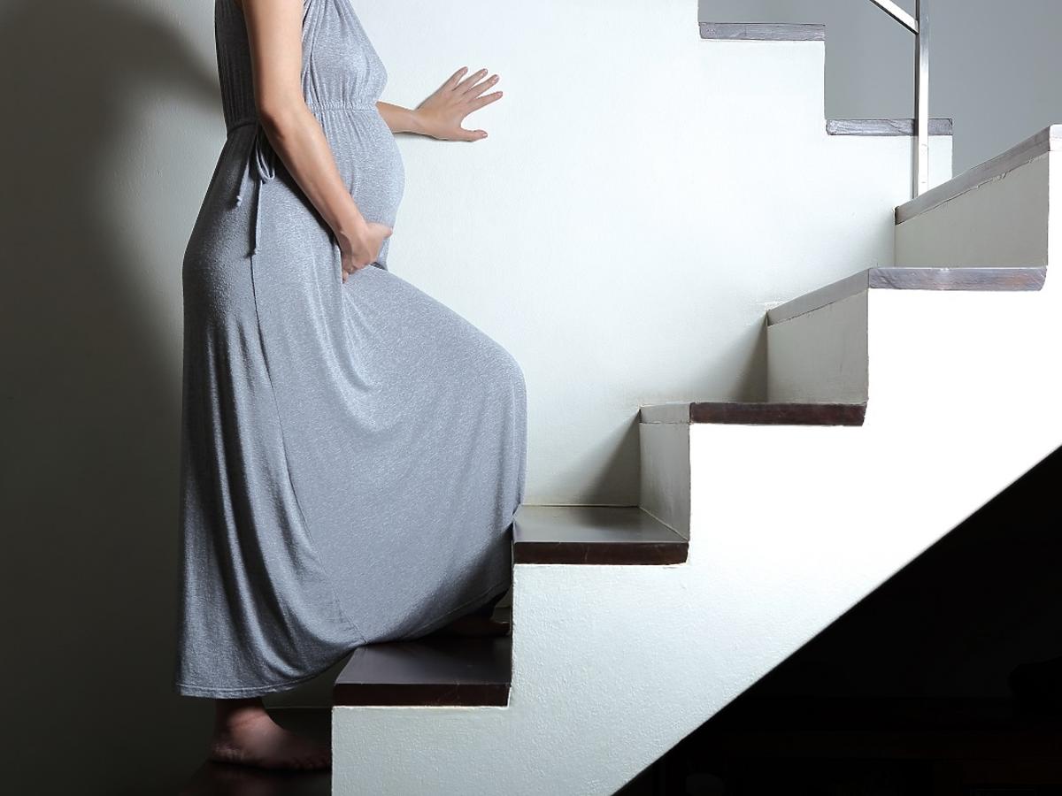 kobieta w ciąży, ciężarna, schody