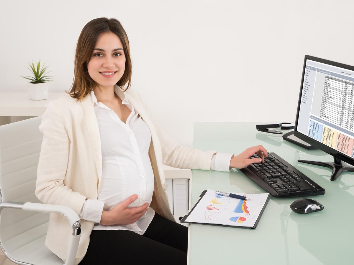 Kobieta w ciąży przy komputerze