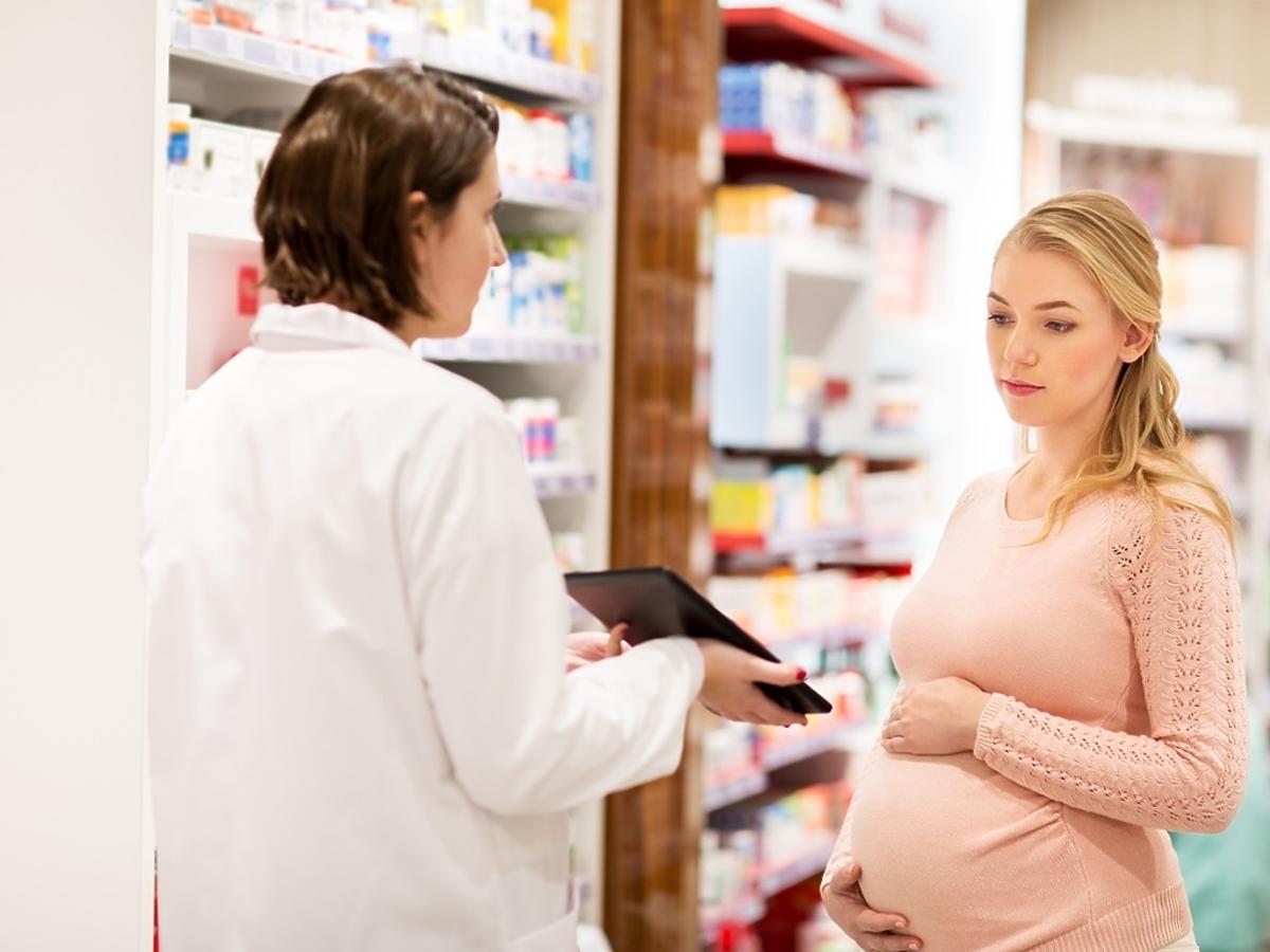 kobieta w ciąży pyta o lek aptekarkę