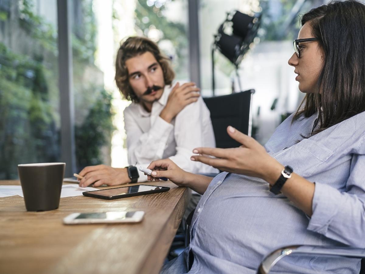 kobieta w ciąży w pracy na rozmowie