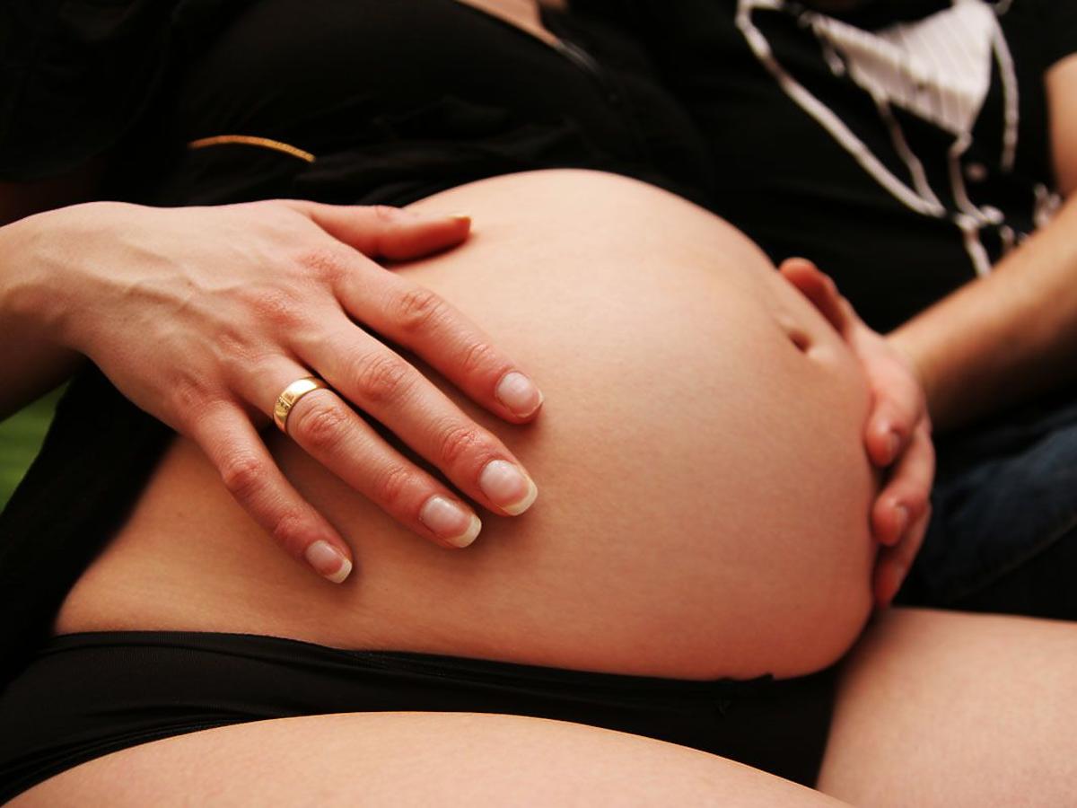 kobieta w ciąży z obrączką