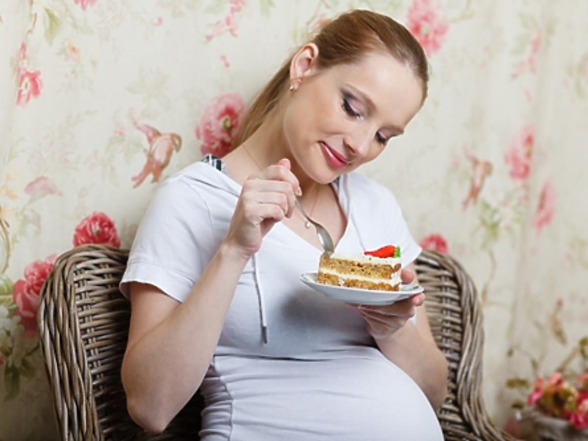 kobieta w ciąży, ciąża, dieta w ciąży, ciastko
