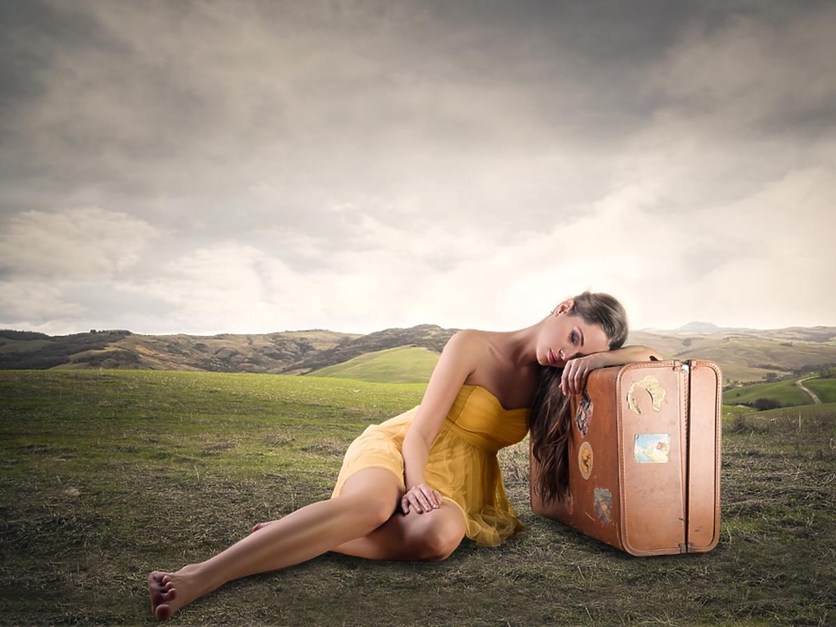kobieta, walizka, wakacje, zmęczenie
