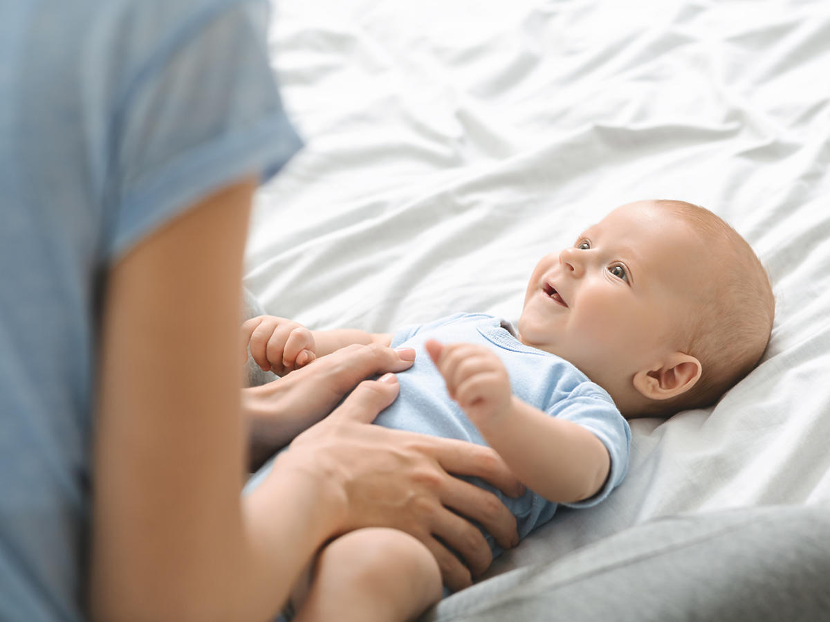 kolka niemowlęca masaż brzuszka