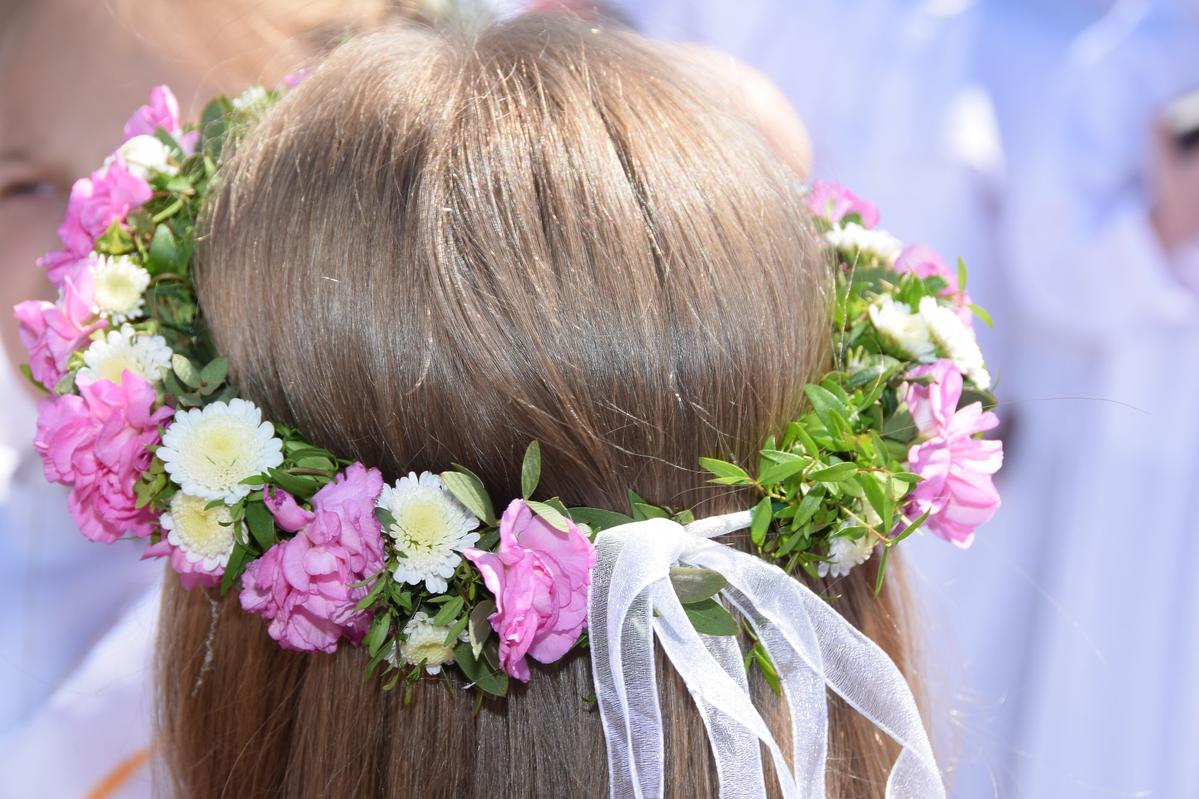komunia fryzura z kwiatami