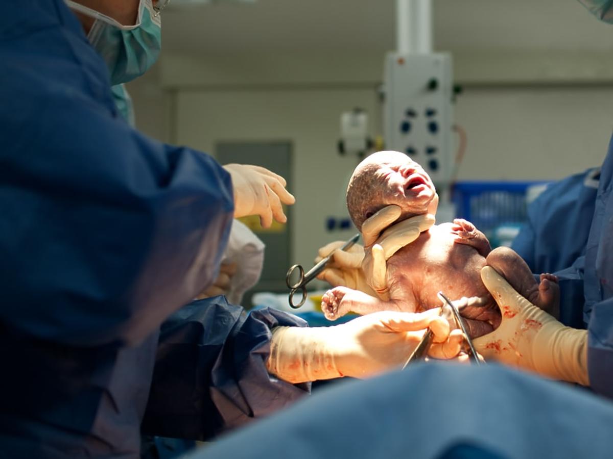 koronawirus: zakażona matka urodziła zdrowe dziecko!