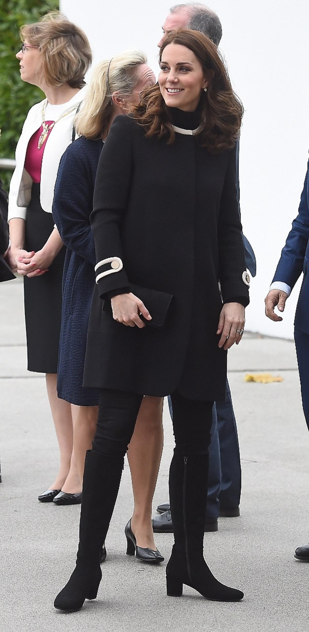 księżna kate middleton w czarnym płaszczy goat w stylu lat 60tych.jpg