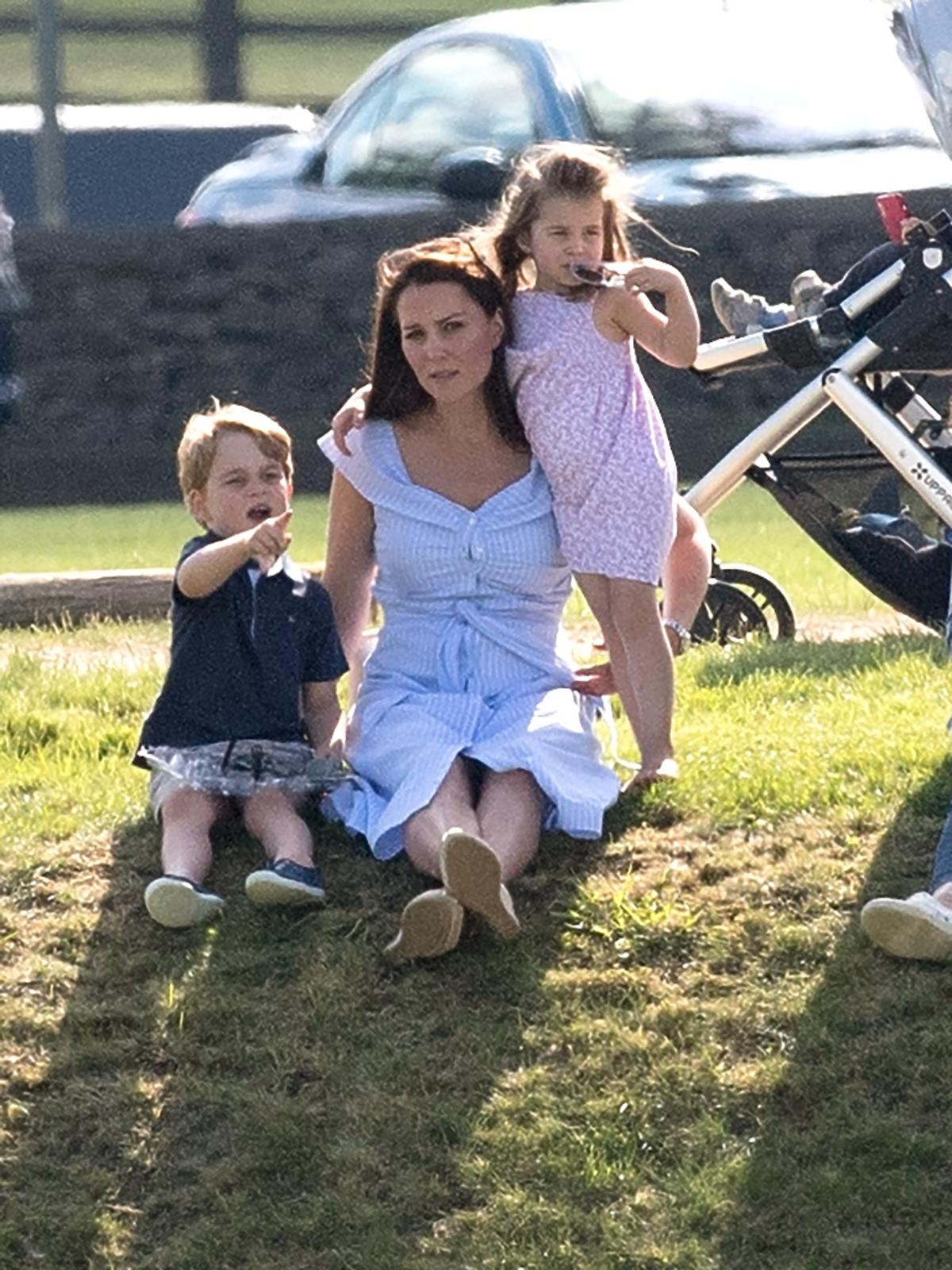 księżna Kate z dziećmi na meczu polo