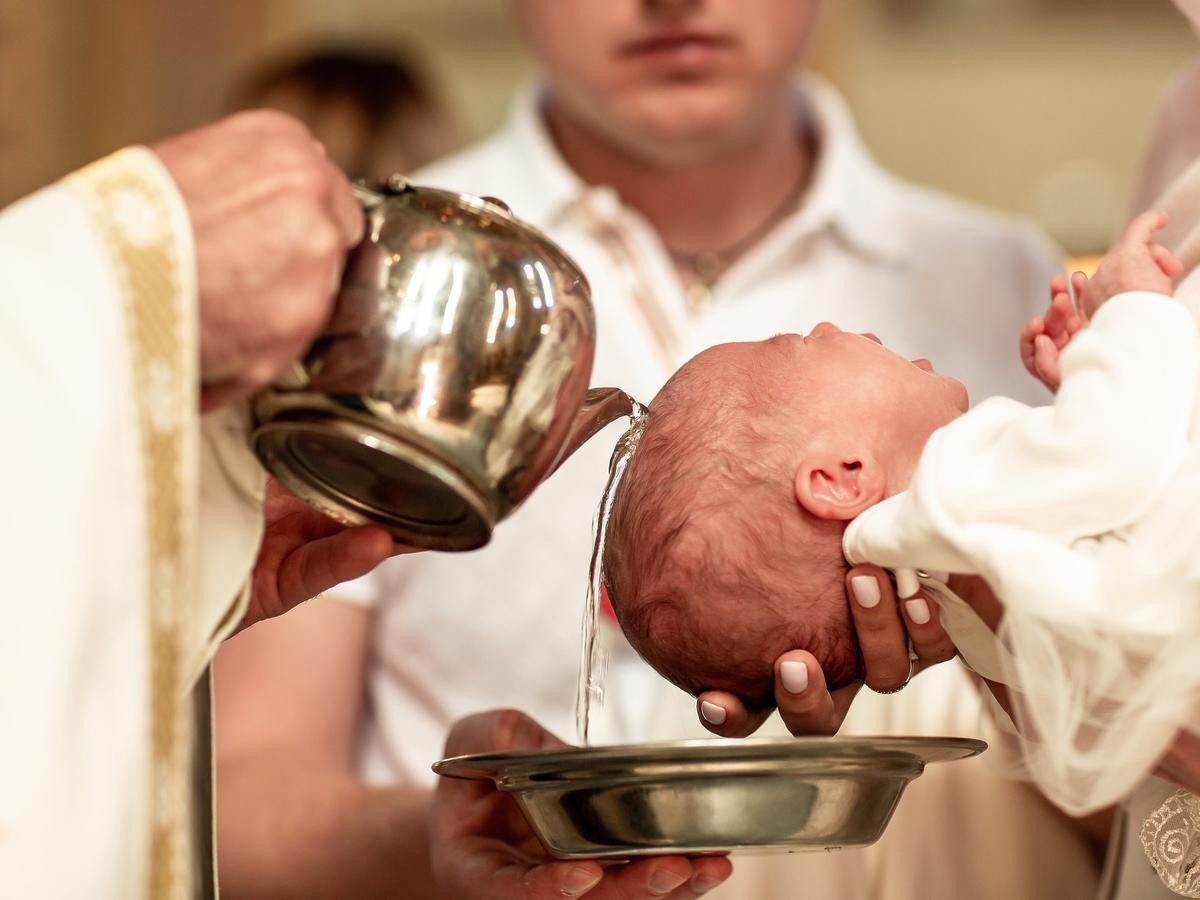 Kto trzyma dziecko do chrztu i co mówią chrzestni? [pełen przebieg liturgii chrztu]