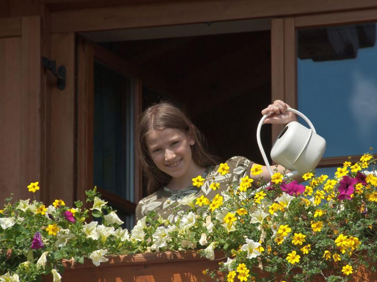 kwiaty, dziecko, balkon