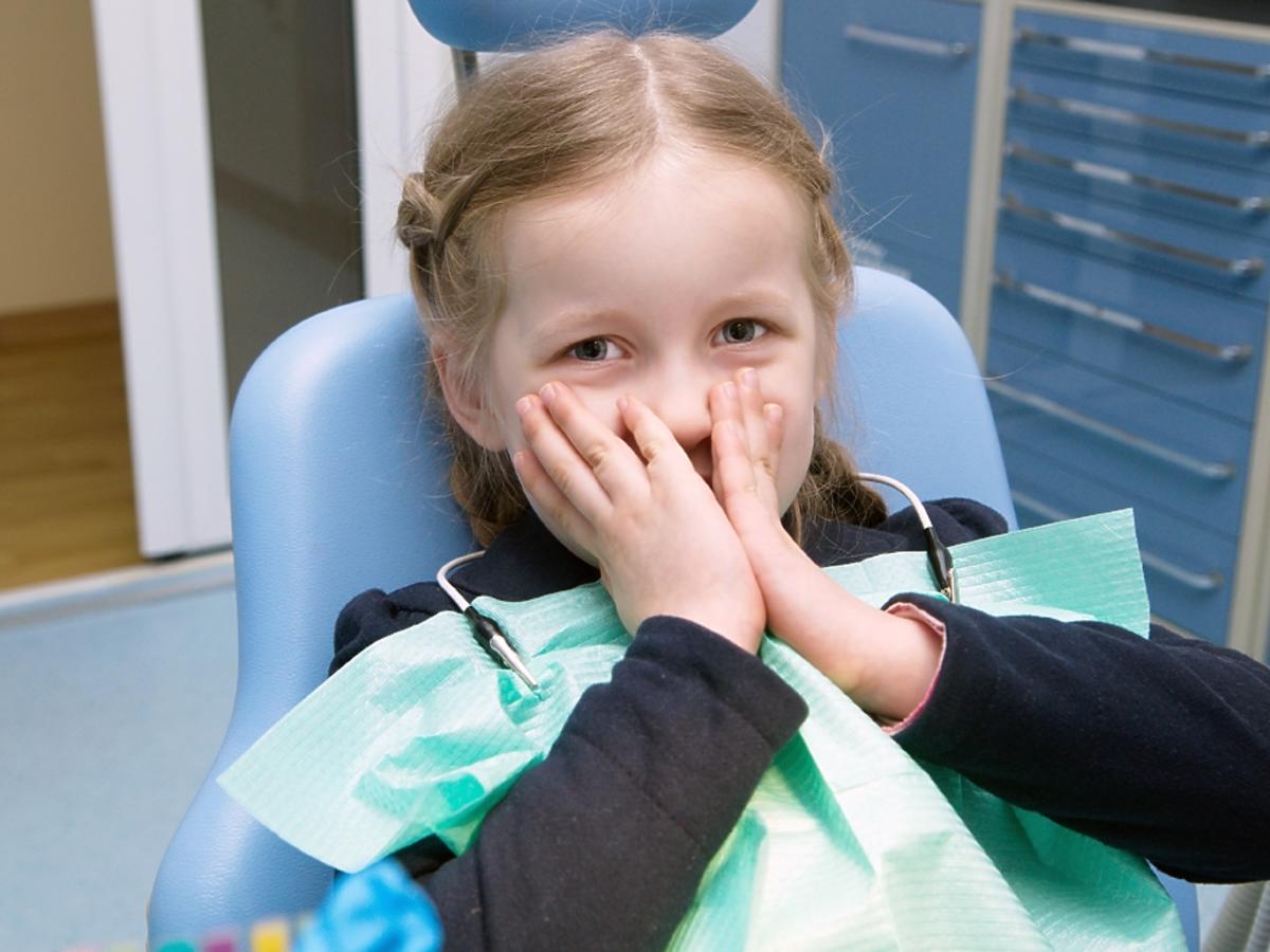 leczenie zęba, dziecko u stomatologa