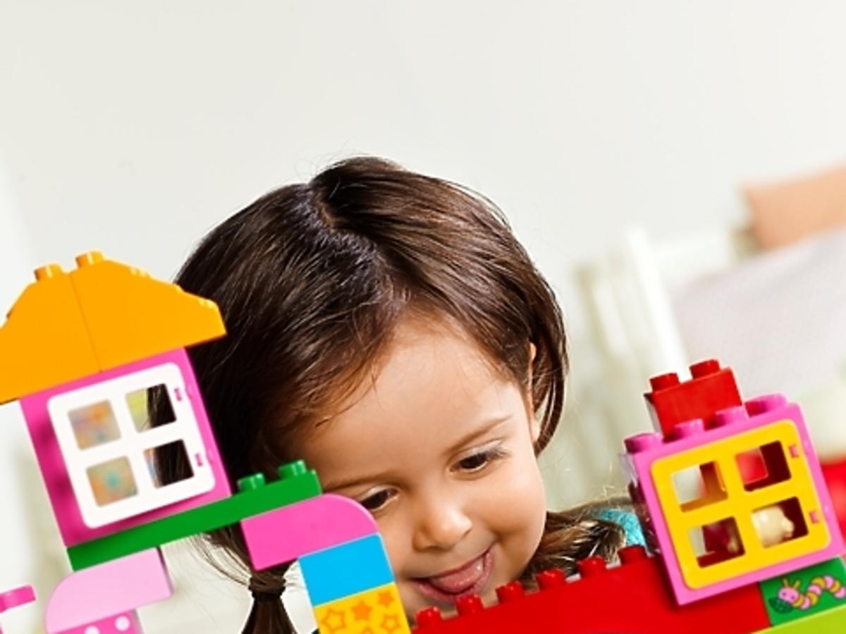 Lego DUPLO farma - dziewczynka bawi się Lego