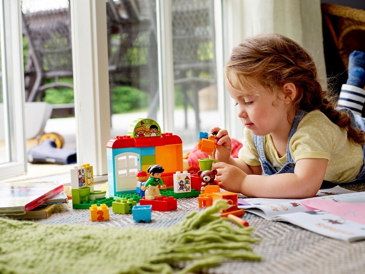 Lego Duplo Przedszkole 10833 dziewczynka bawi się klockami.jpg
