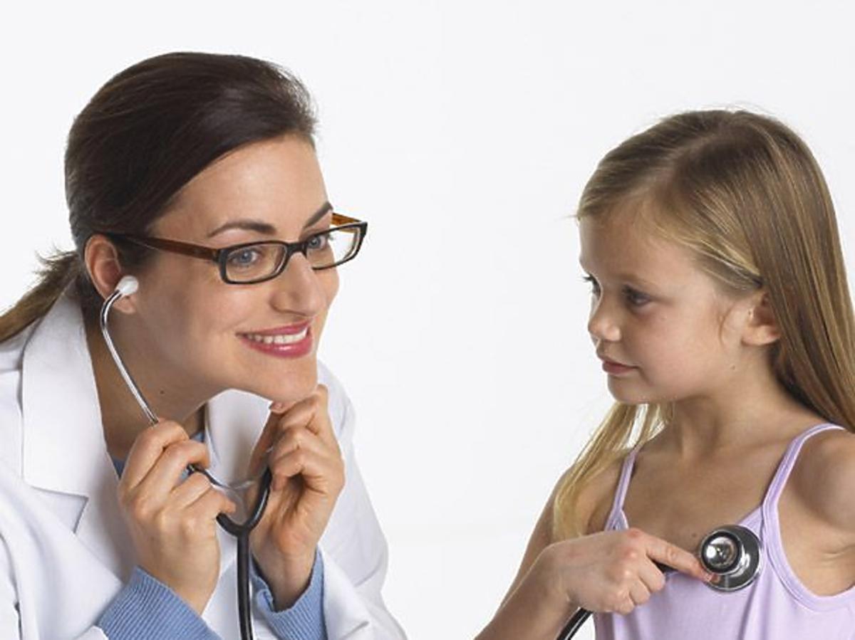 lekarz, dziecko, badanie, słuchawki