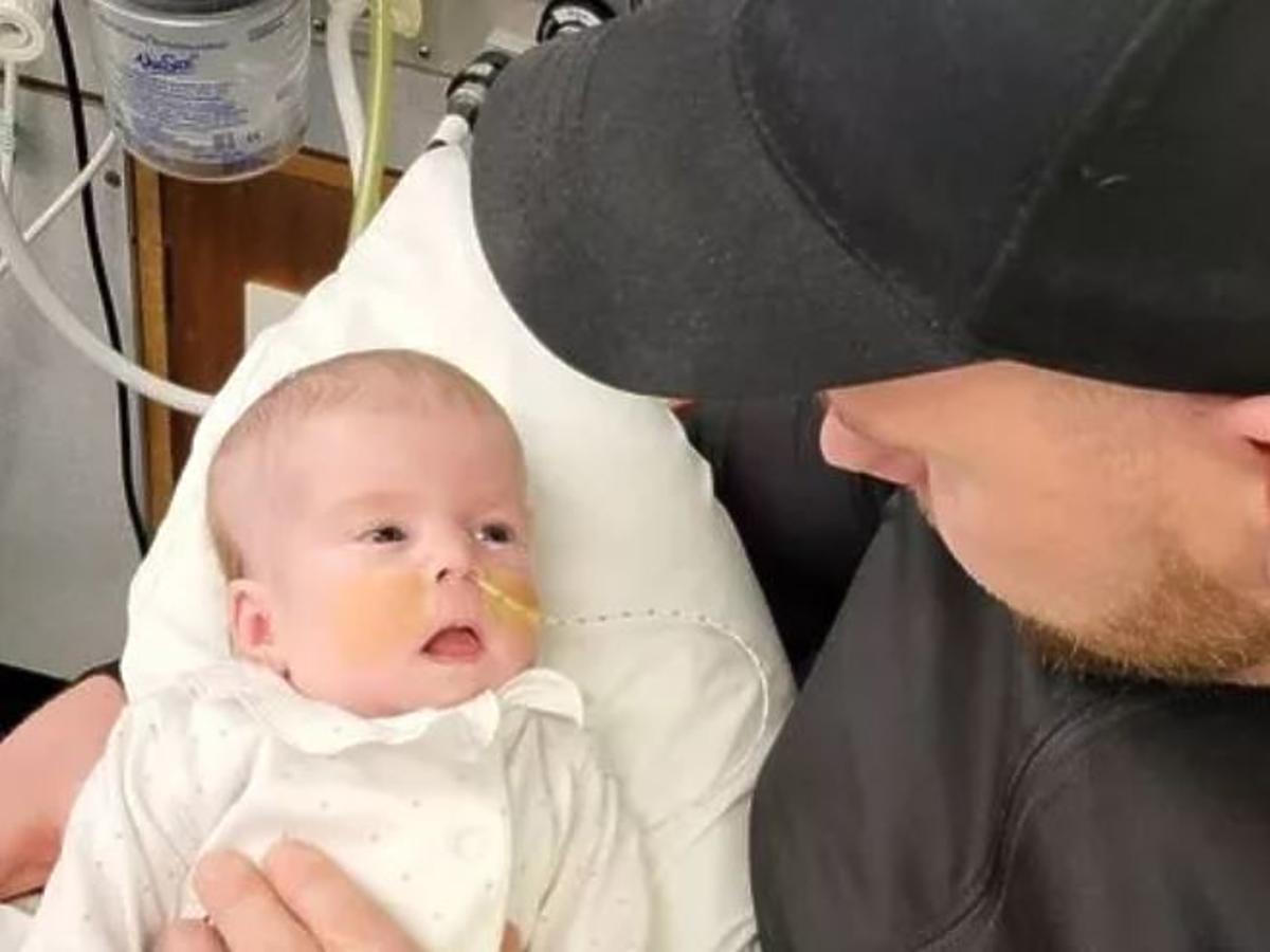 Lekarze chcą odłączyć niemowlę od respiratora. Tata: „Ona zawsze się uśmiecha i potrafi samodzielnie oddychać”