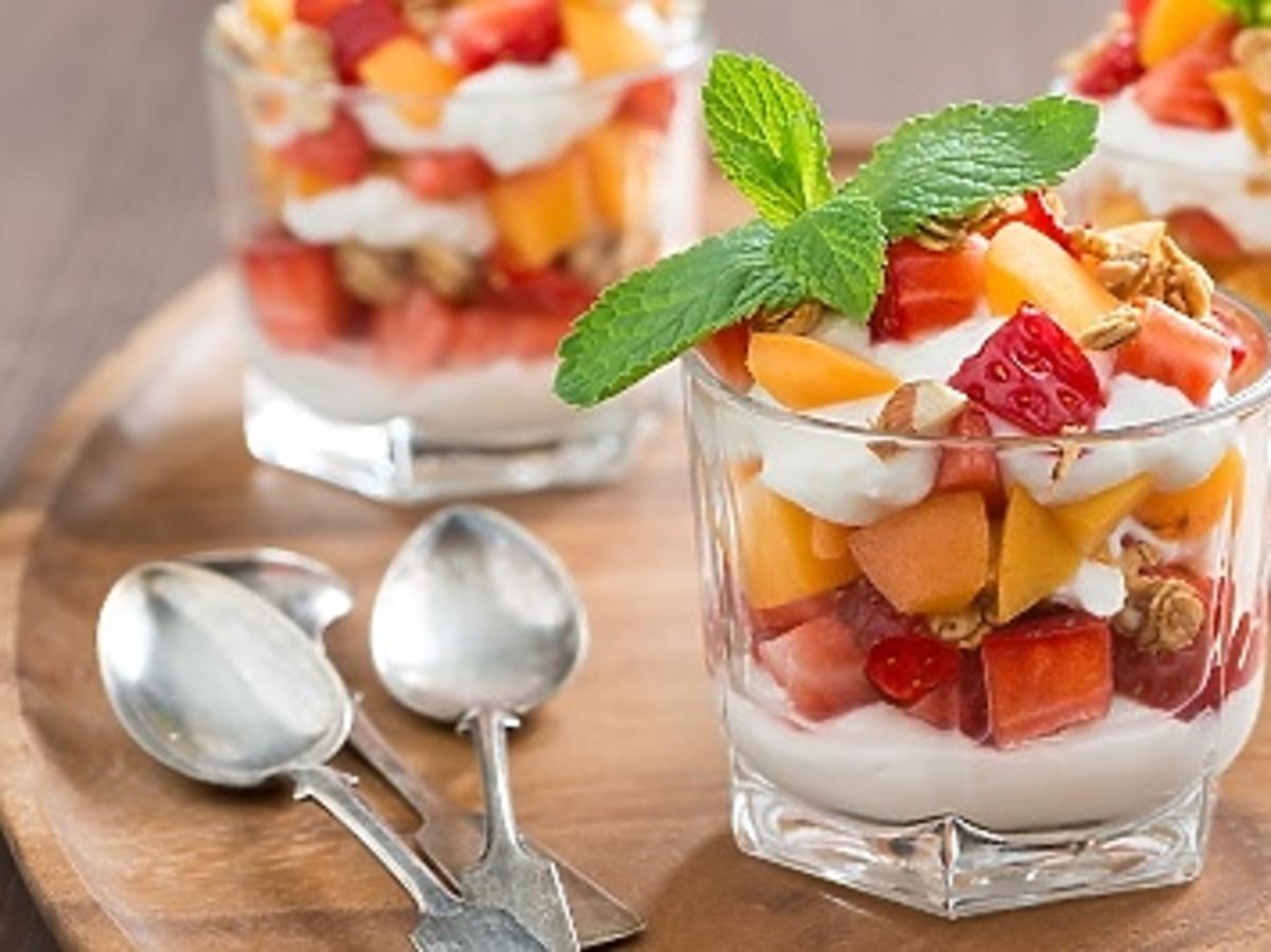 Lekki jogurt z owocami i dodatkami 