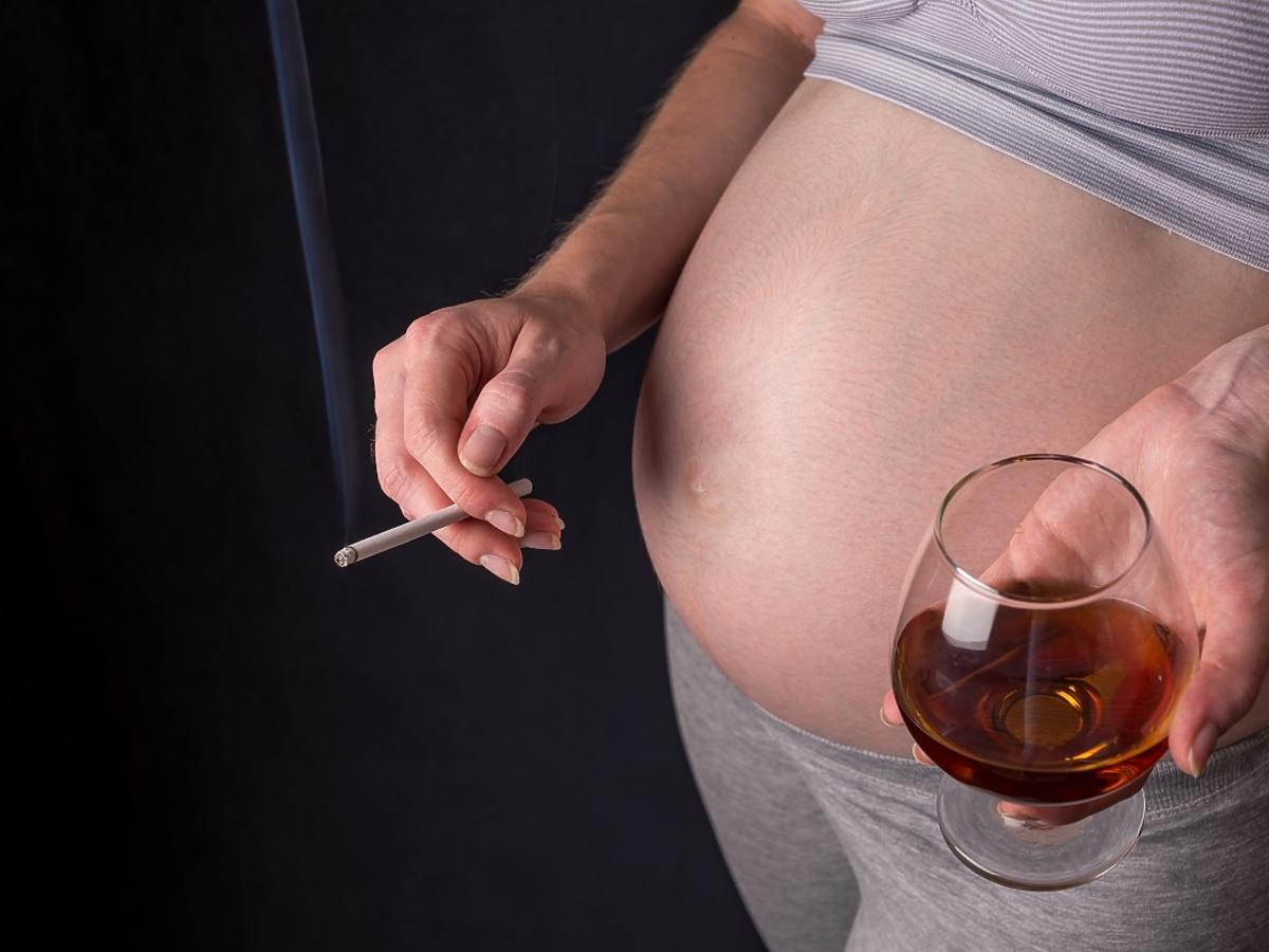 ludzie nie reagują na pijące kobiety w ciąży