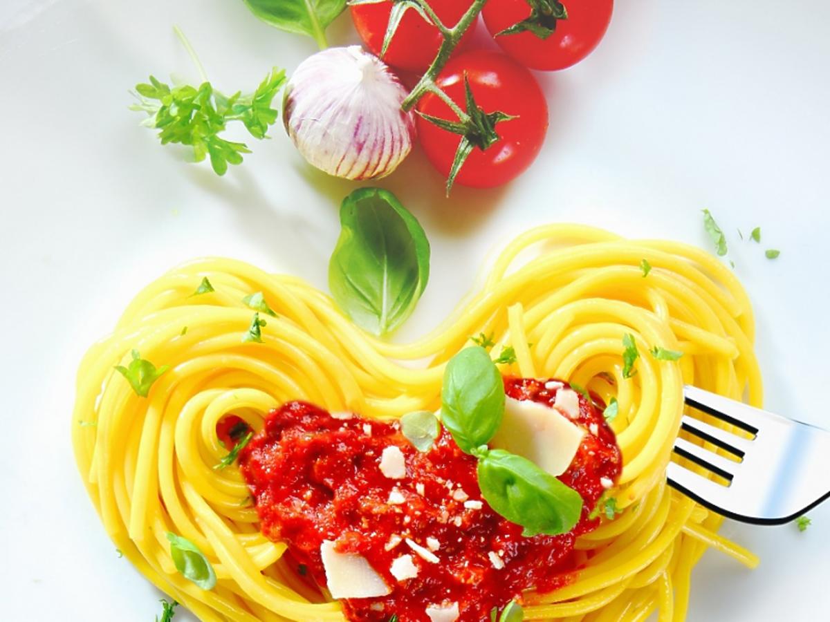 makaron, spaghetti, sos, serce, walentynki
