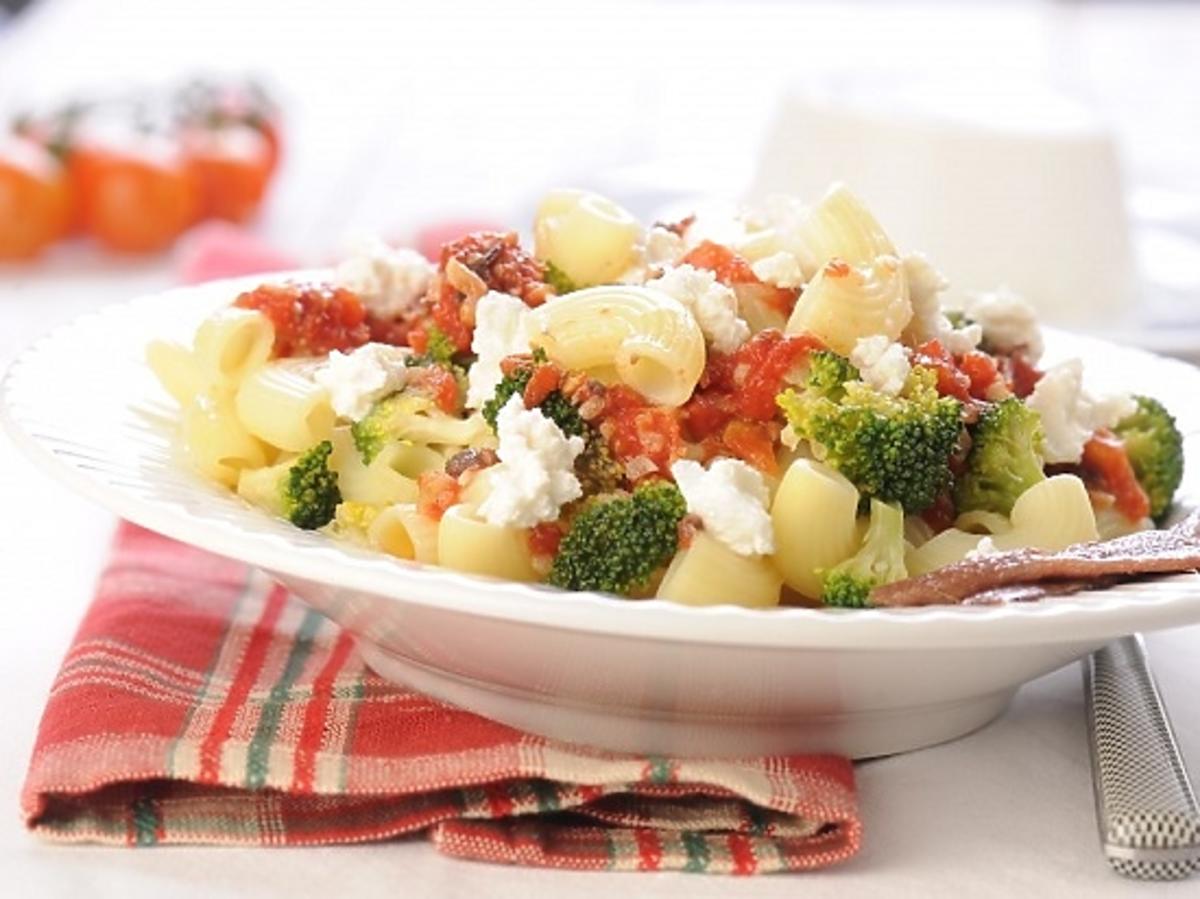 Makaron z brokułami i pomidorami - przepis na obiad
