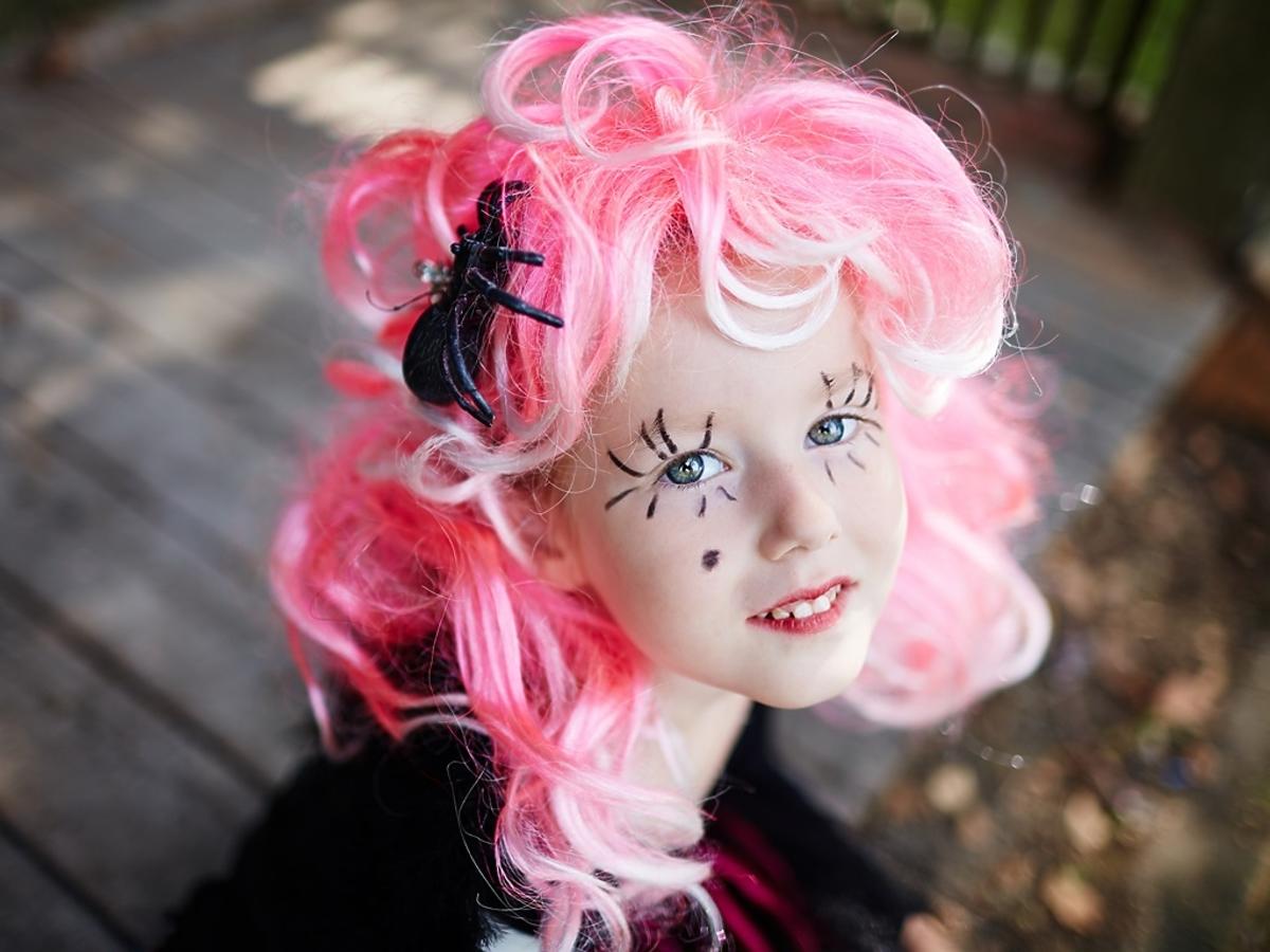 makijaż na halloween dla dziecka wiedźma z różowymi włosami DIY