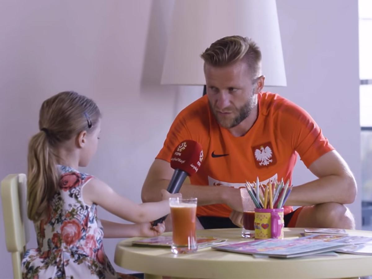 mała dziewczynka przeprowadza wywiad z piłkarzami HIT