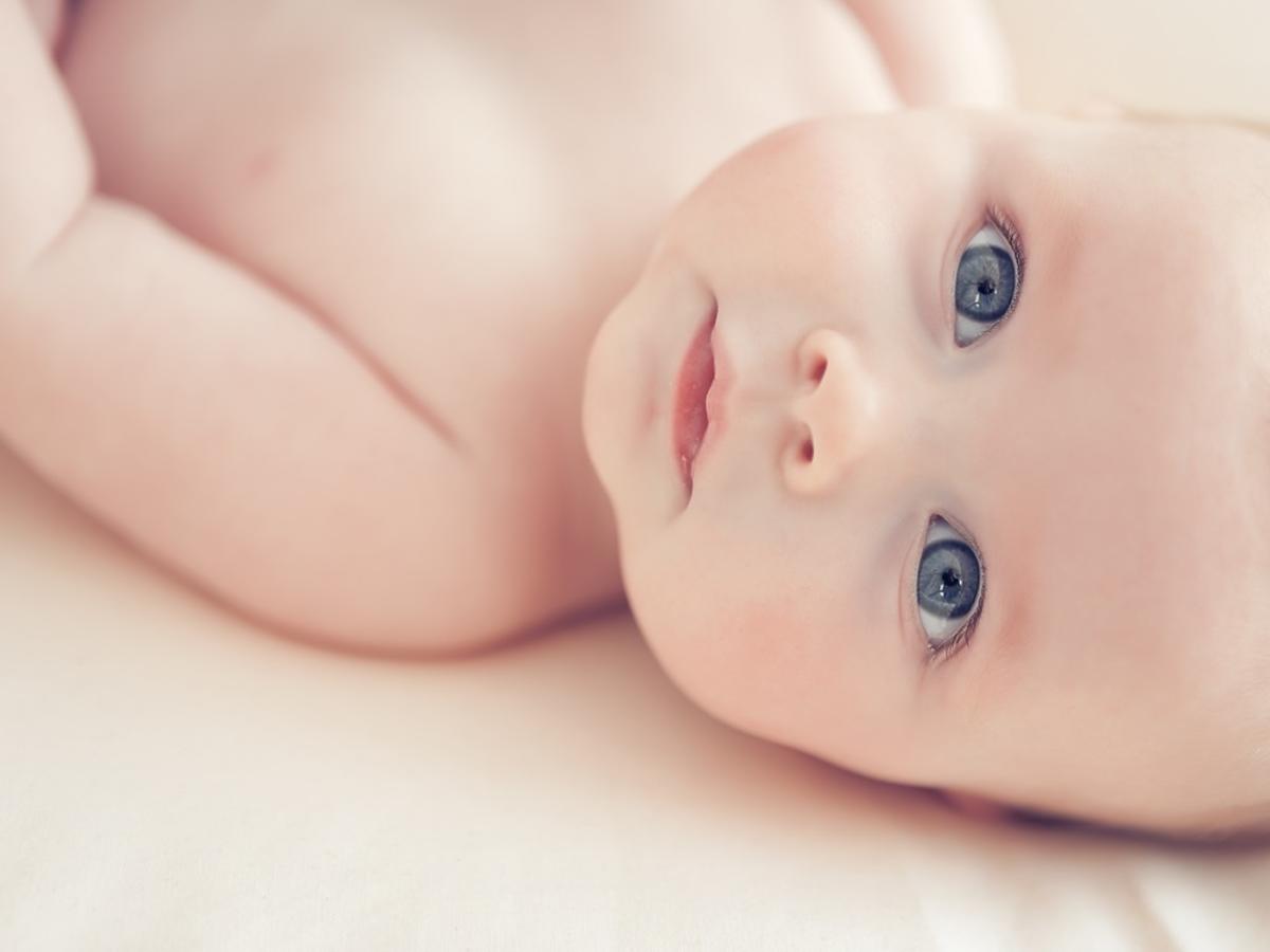 małe dziecko z niebieskimi oczami - dziewczynka niemowlę