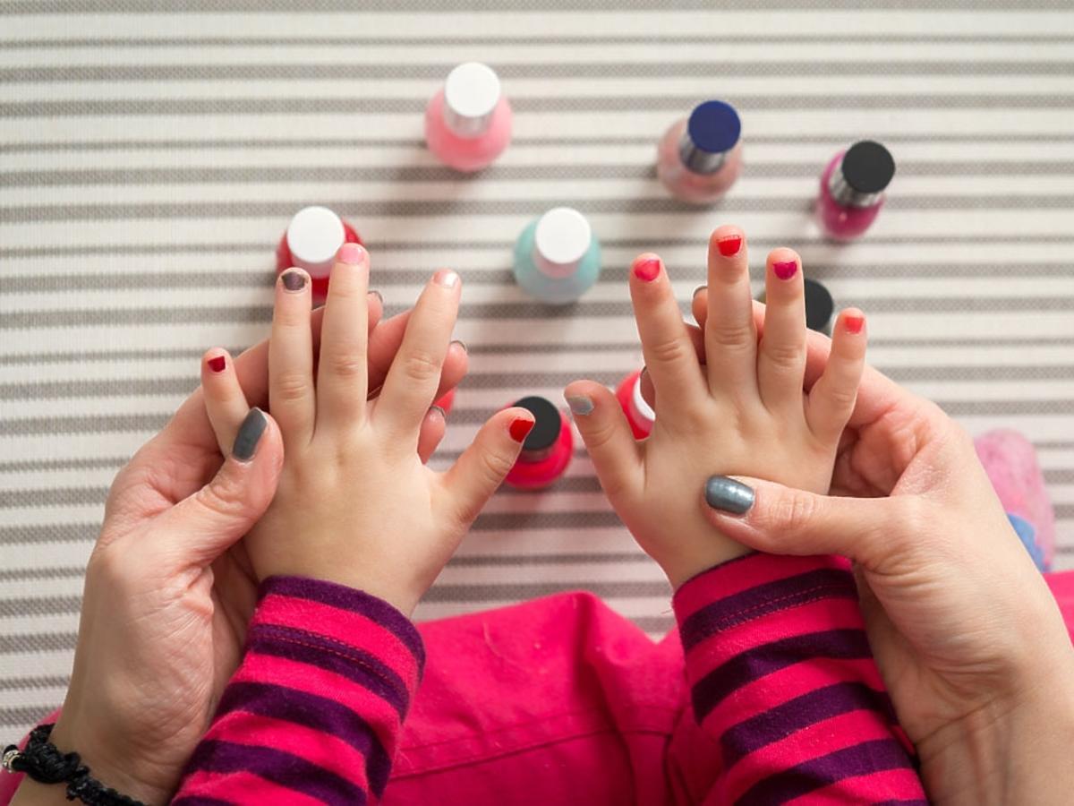 malowanie paznokci z dzieckiem
