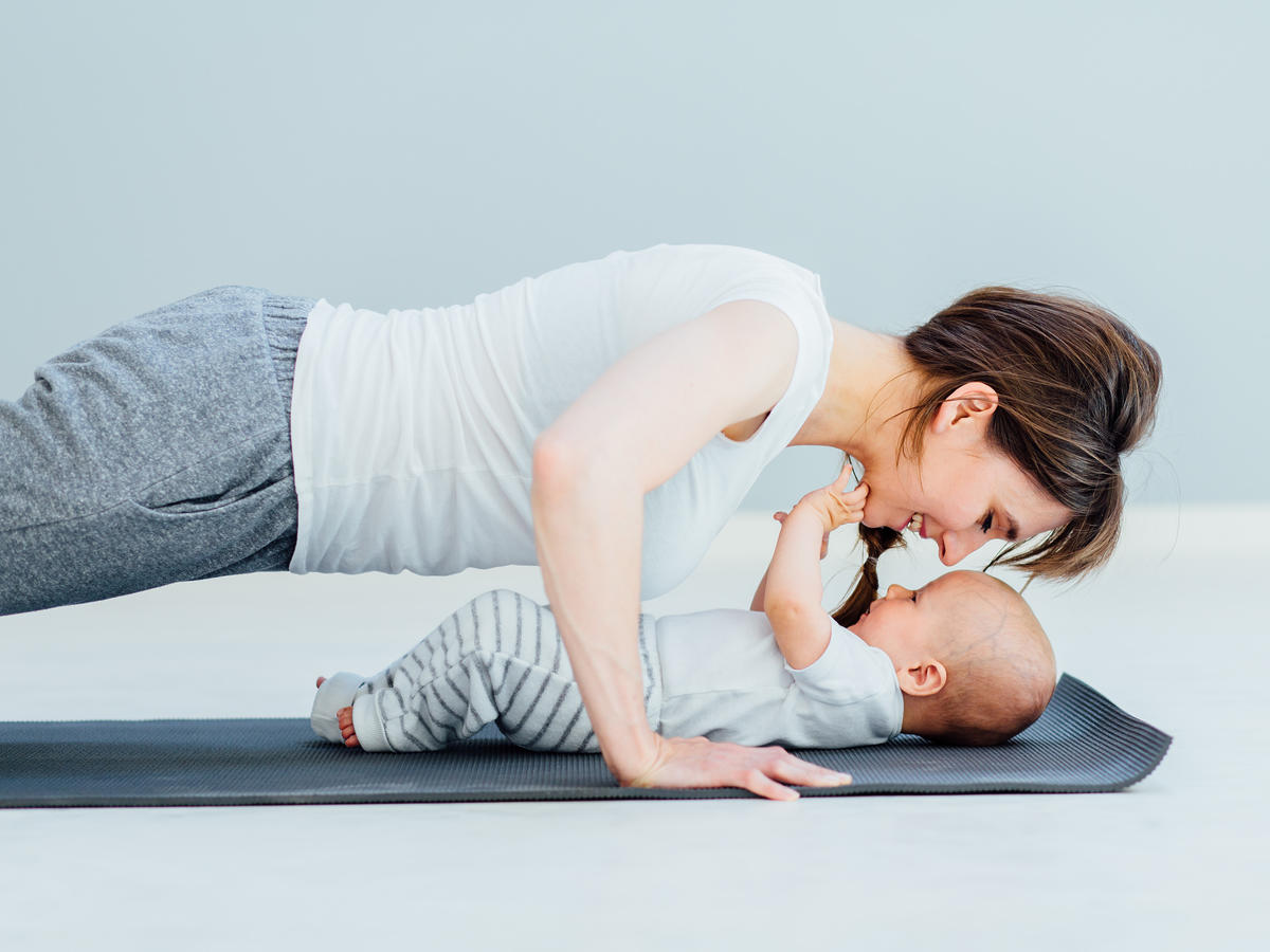 mama ćwicząca jogę z niemowlakiem