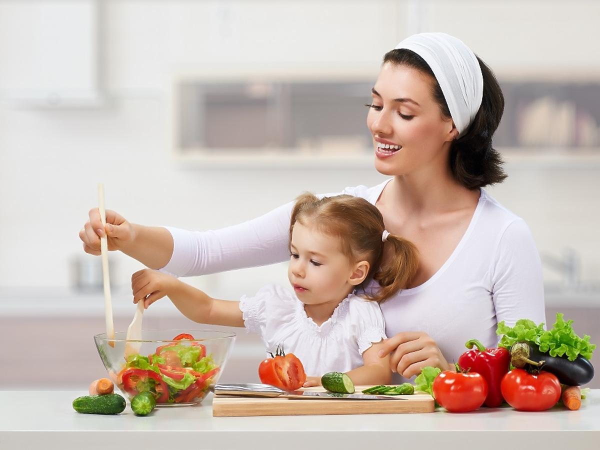 mama, dziecko, warzywa, owoce, gotowanie, kuchnia