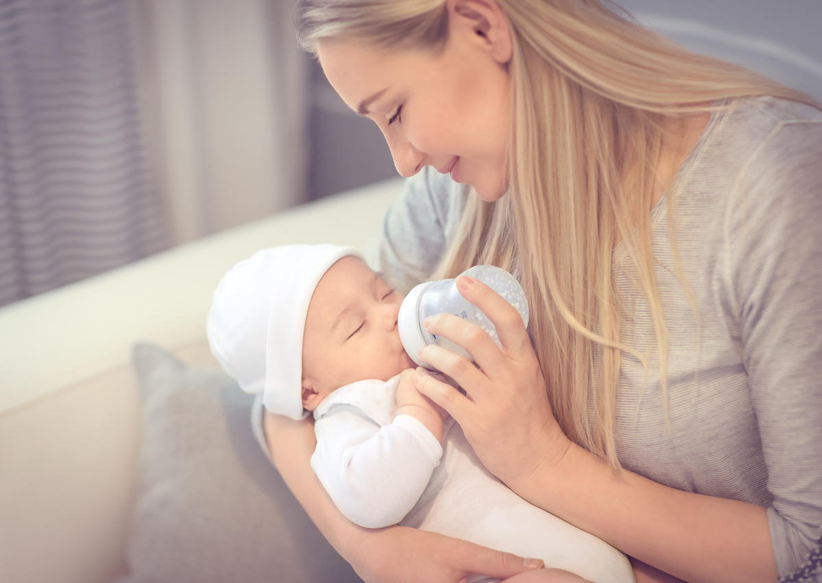 Mama karmi dziecko butelką