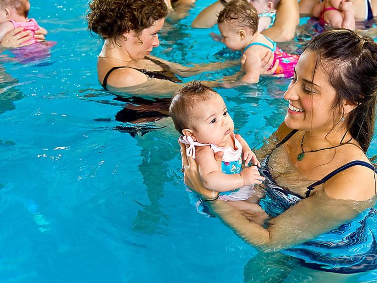 mama, niemowlę, basen, pływać