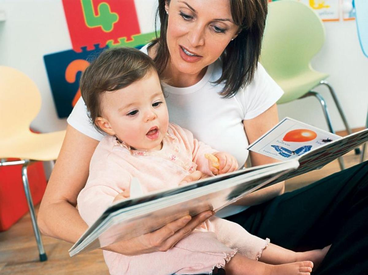 mama, niemowlę, książeczka, czytać