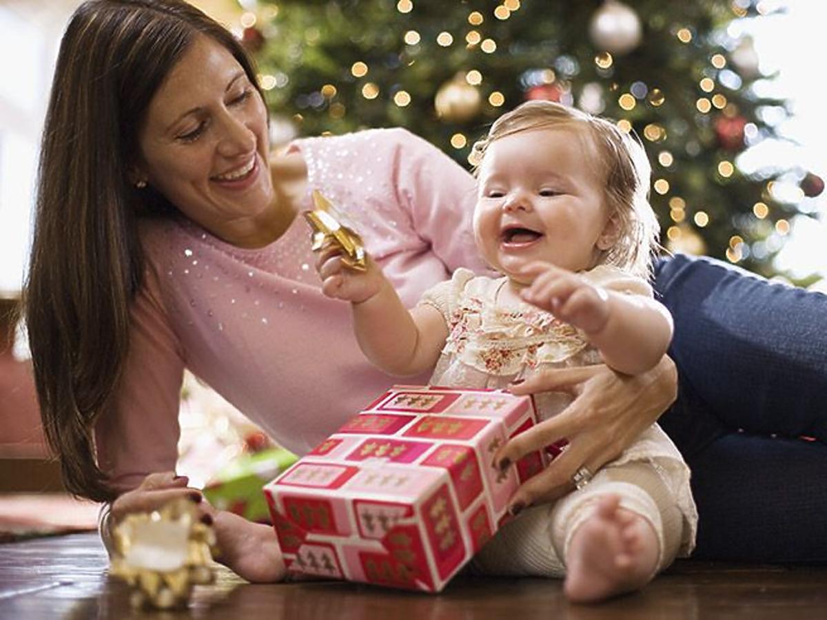 mama, niemowlę, święta, choinka, Boże Narodzenie, śmiech, prezent
