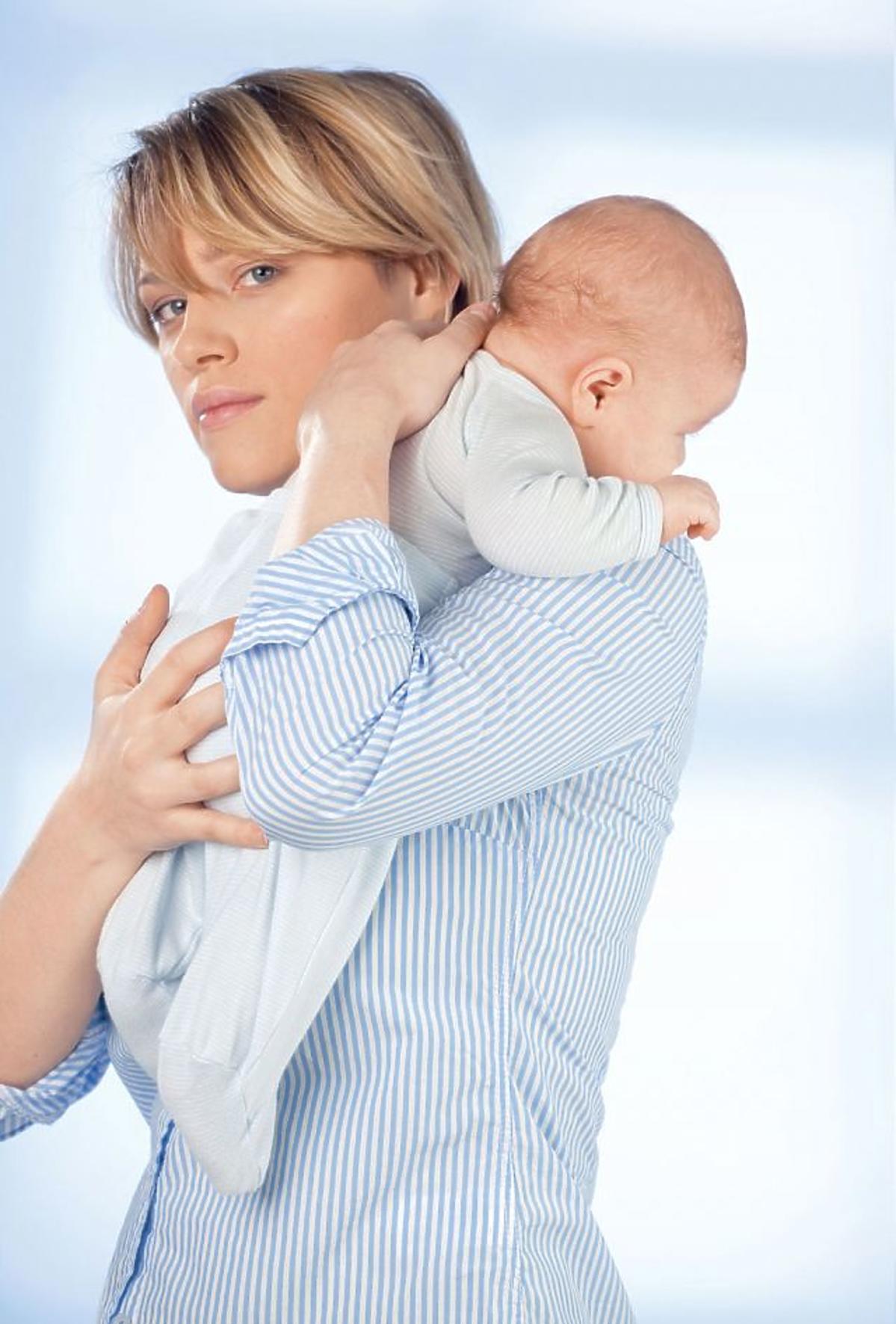 jak trzymać noworodka do odbicia pozycja na ramieniu