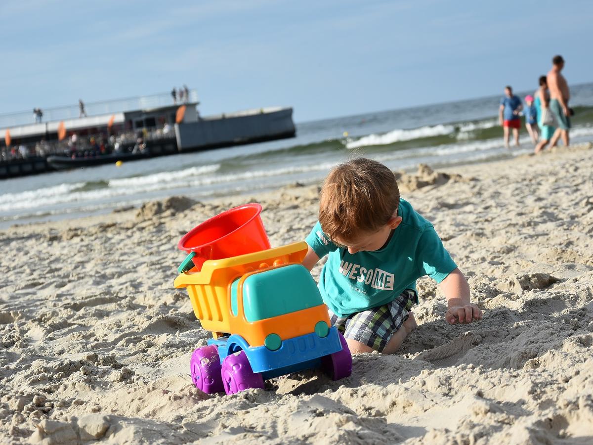 Mandat za siusianie dziecka na plaży? Ekspert rozwiewa wątpliwości