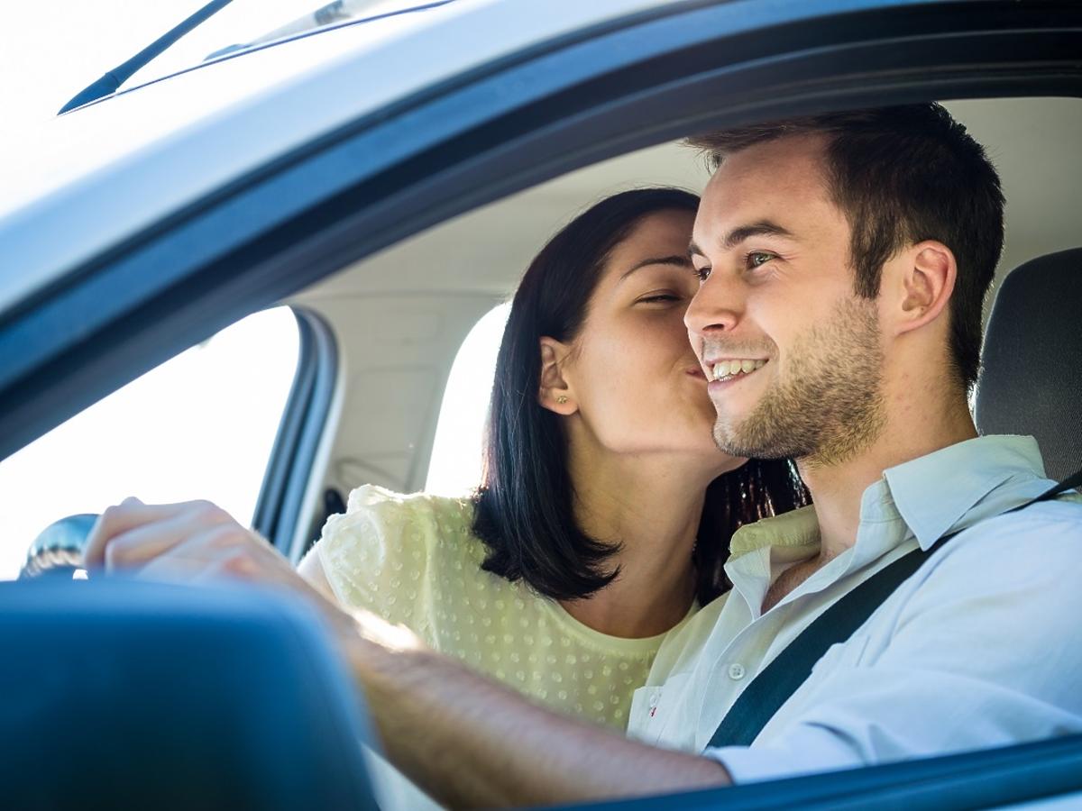 mężczyzna i kobieta w samochodzie, pocałunek
