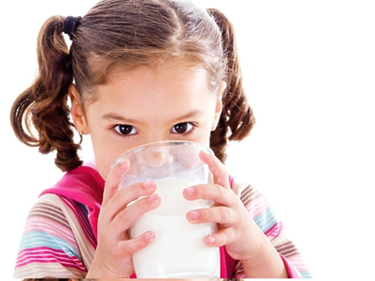 mleko dla dzieci, dziecko pije mleko, dieta dziecka, nabiał dla dzieci