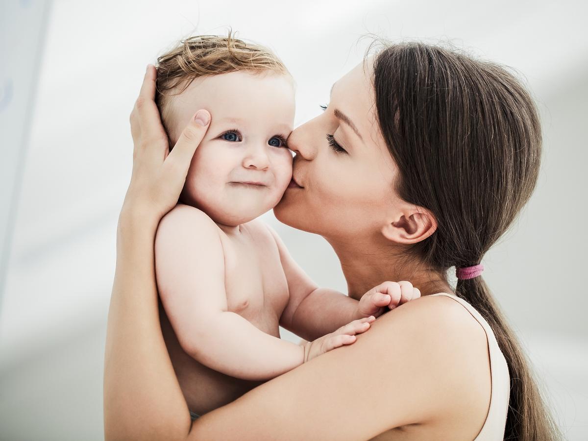 Mózg dziecka rozwija się lepiej, gdy jest ono przytulane