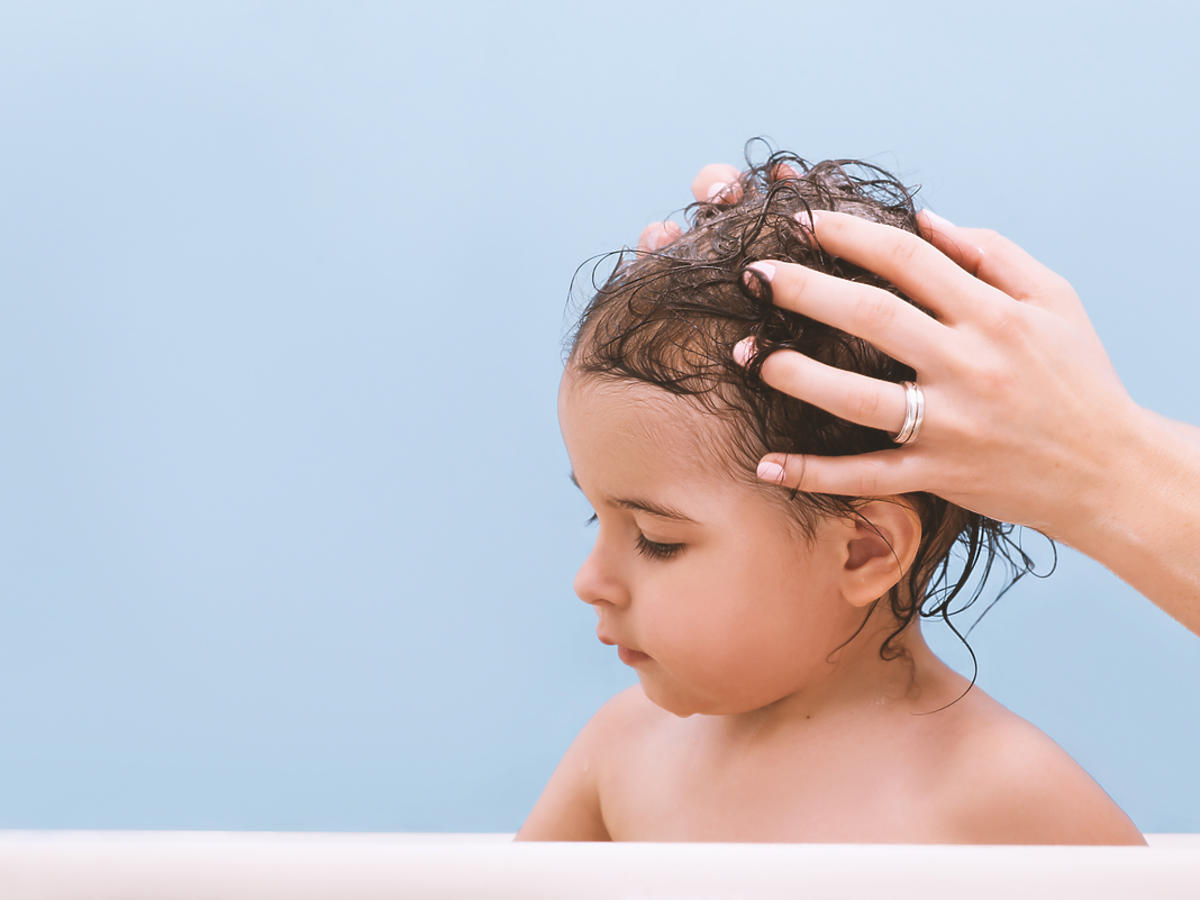 Mycie włosów dziecka