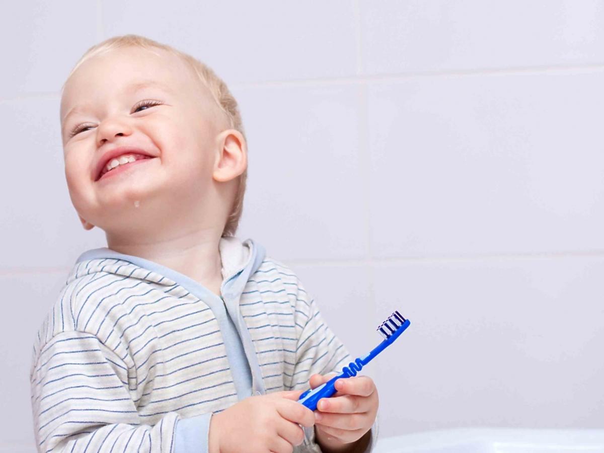 mycie zębów niemowlęciu, prawidłowe mycie zębów, ochrona przed próchnicą, mycie zębów dziecku