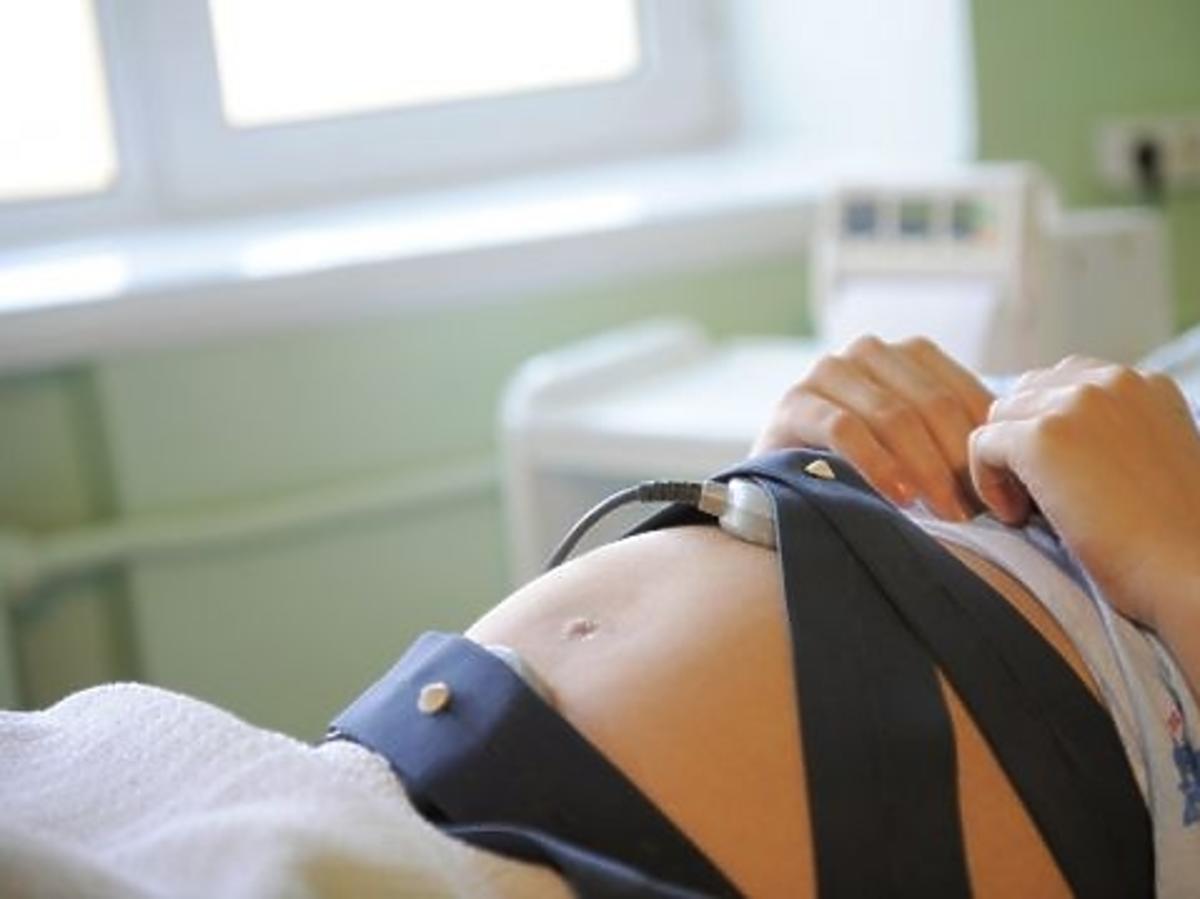 Na porodówne znajduje się m.in. KTG – to urządzenie do rejestrowania tętna dziecka i napięcia mięśnia macicy