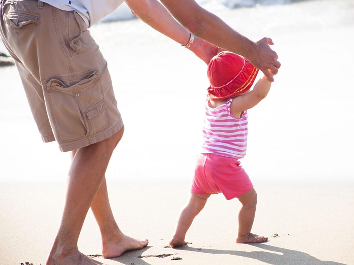 nauka chodzenia, pierwsze kroki, dziecko zaczyna chodzić, dziecko na plaży