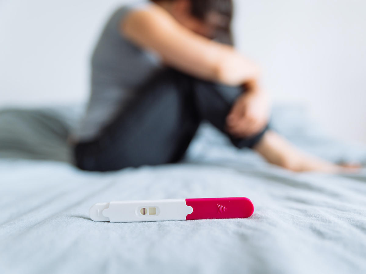 negatywny test ciążowy, smutna kobieta