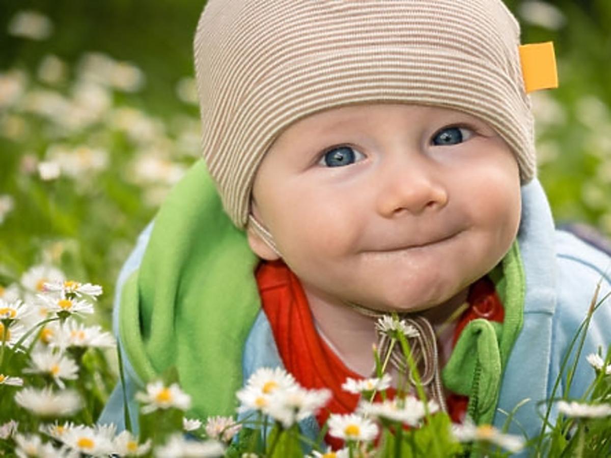 niemowlę, dziecko, łąka, kwiaty, uśmiech dziecka
