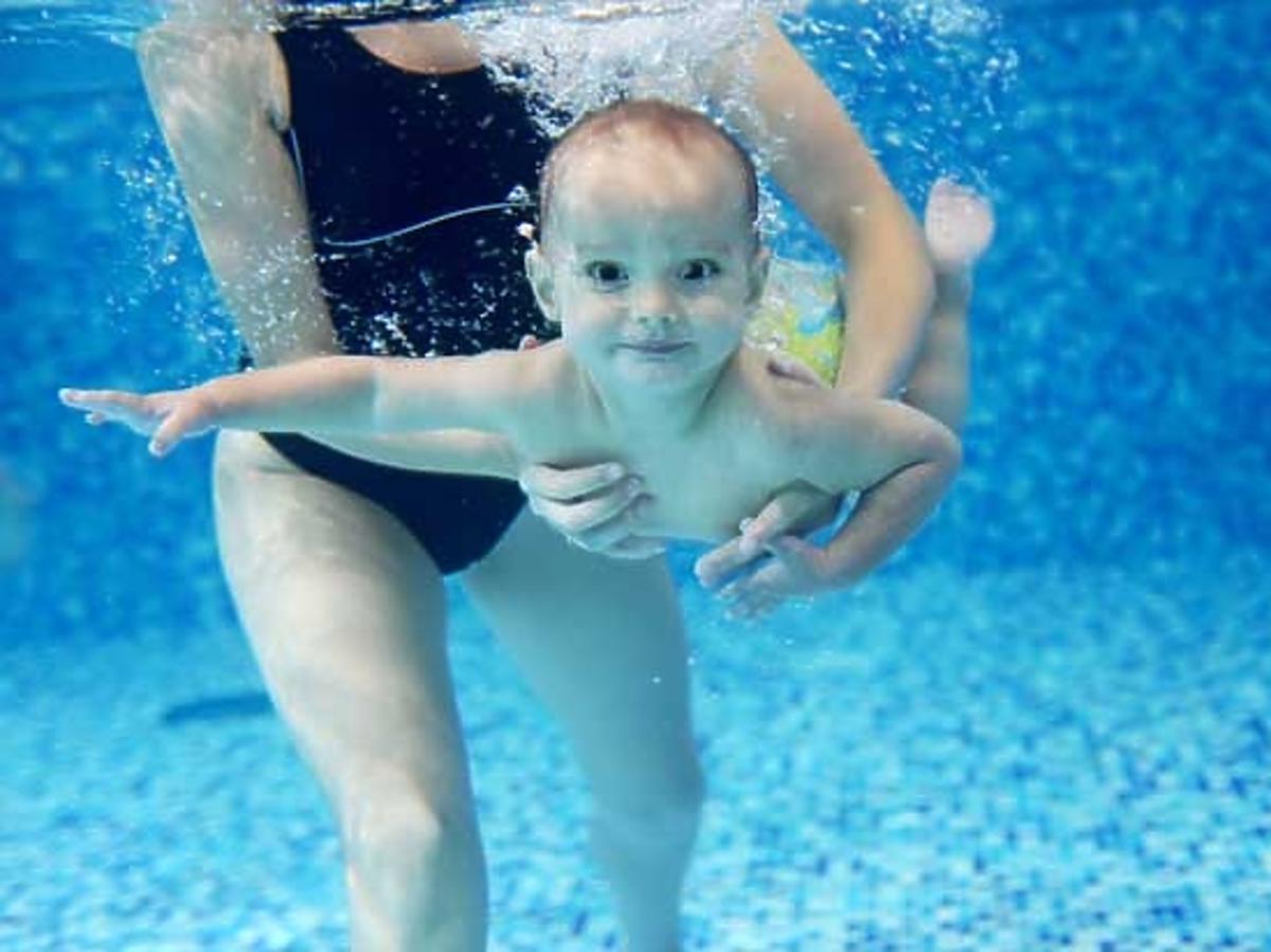niemowlę pływa